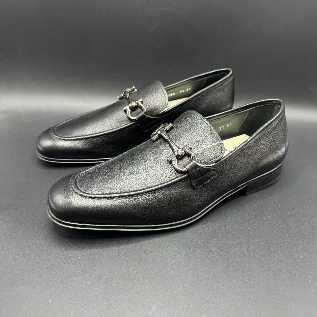 95新 FERRAGAMO/菲拉格慕 菲拉格慕时尚黑色一脚蹬41.5码 lb439