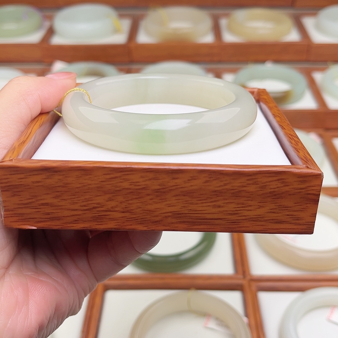 和田玉手镯未镶嵌57.6