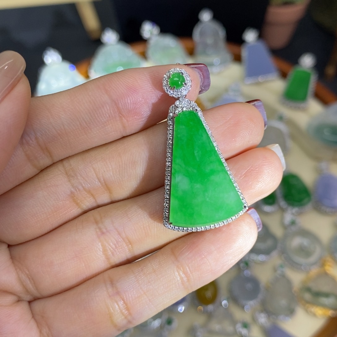 翡翠颈饰18K金镶嵌A货翡翠