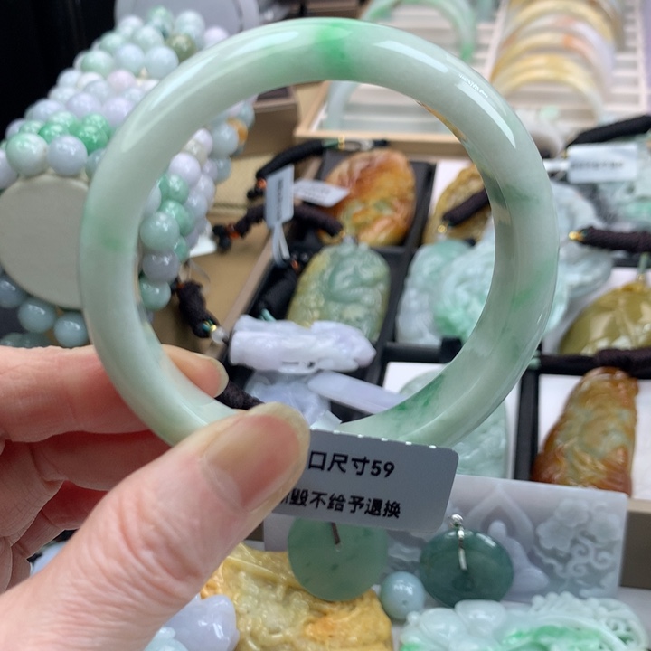 翡翠手镯未镶嵌咪****猫吊坠