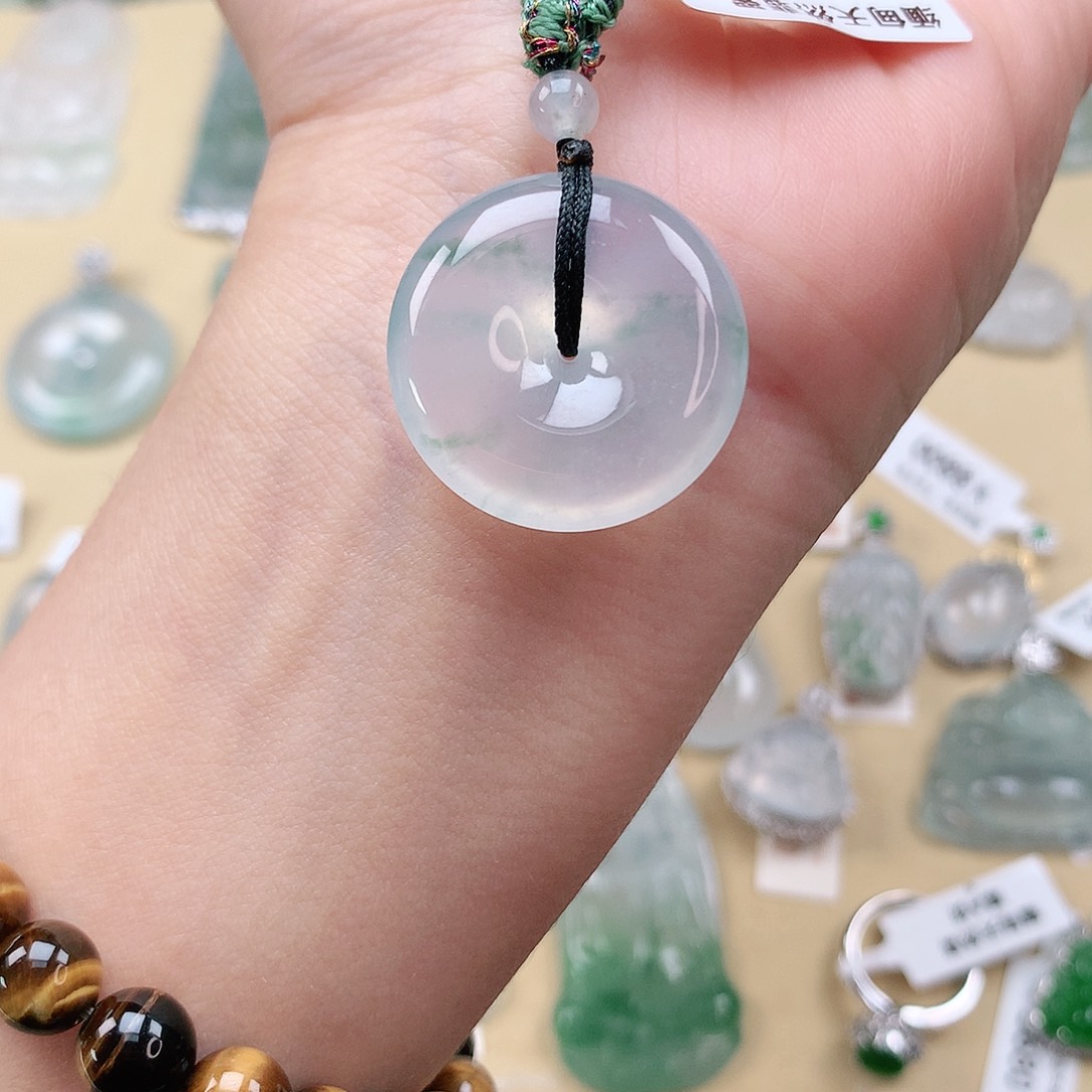 翡翠颈饰未镶嵌平安扣