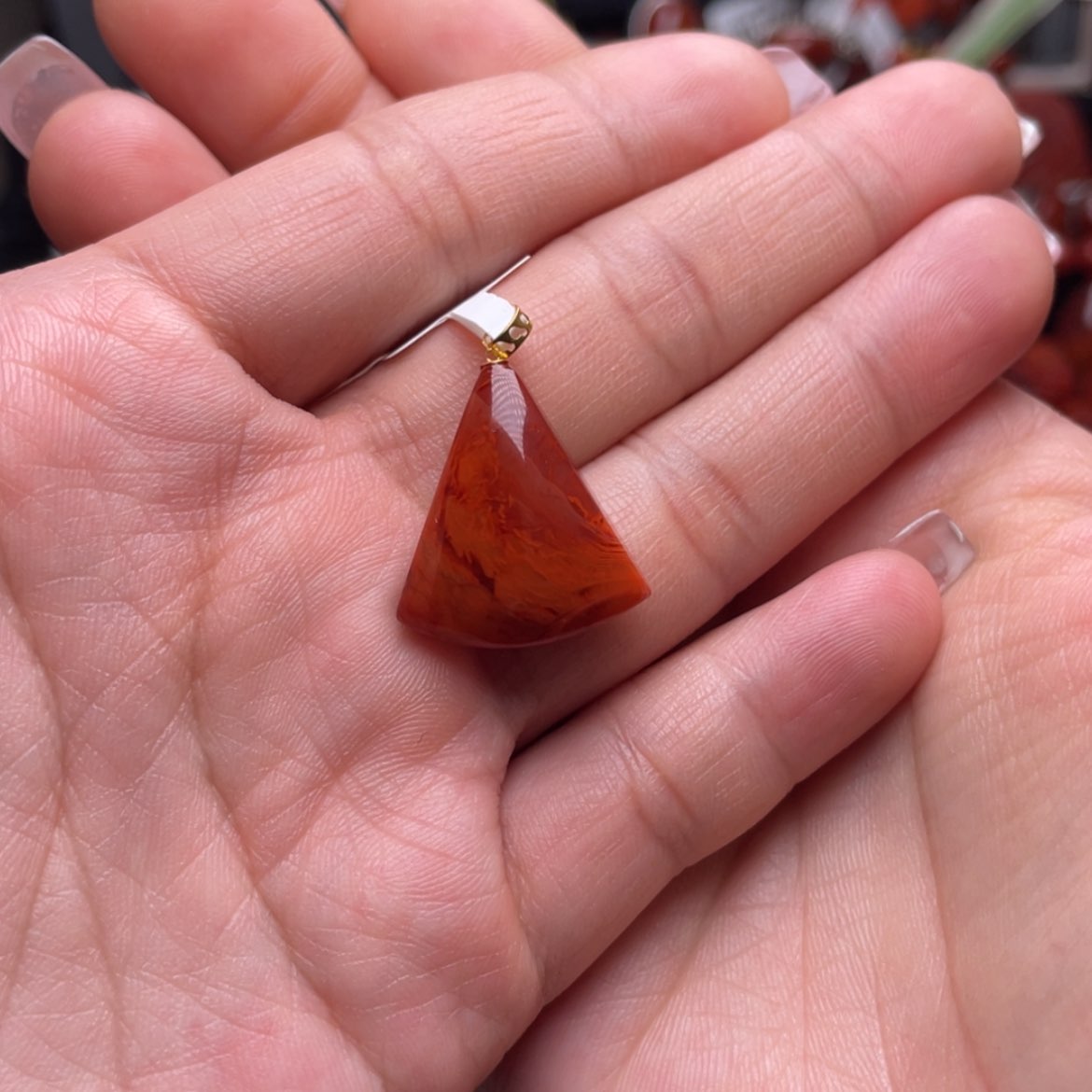 【闪购商品】南红玛瑙三角形吊坠18K金镶嵌