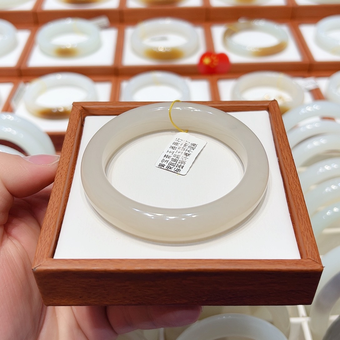 和田玉手镯未镶嵌冰藕粉