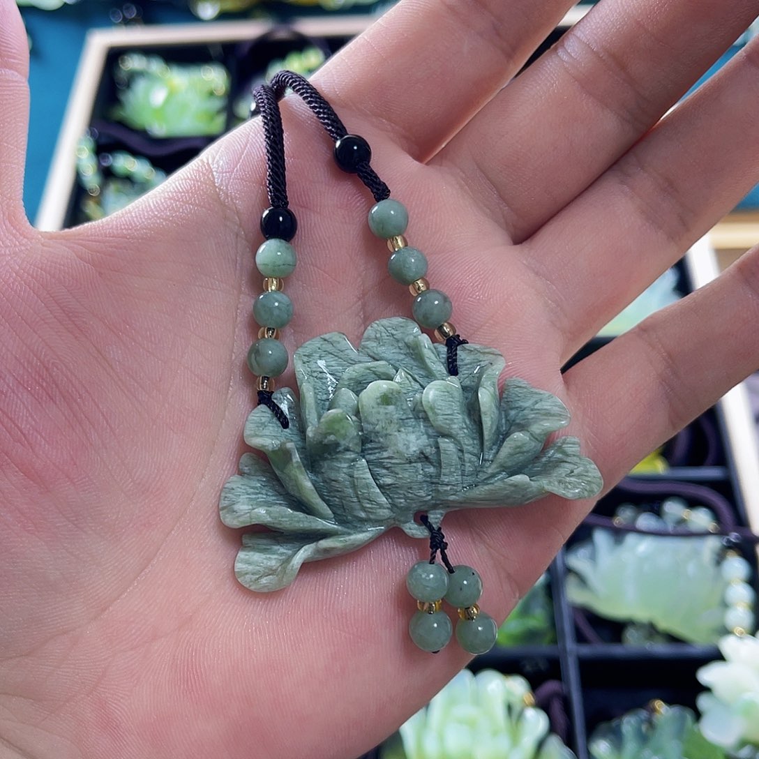 蛇纹石玉颈饰未镶嵌