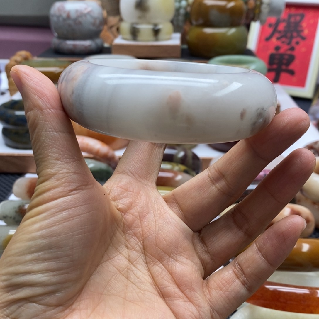 包***容石英岩玉手镯未镶嵌