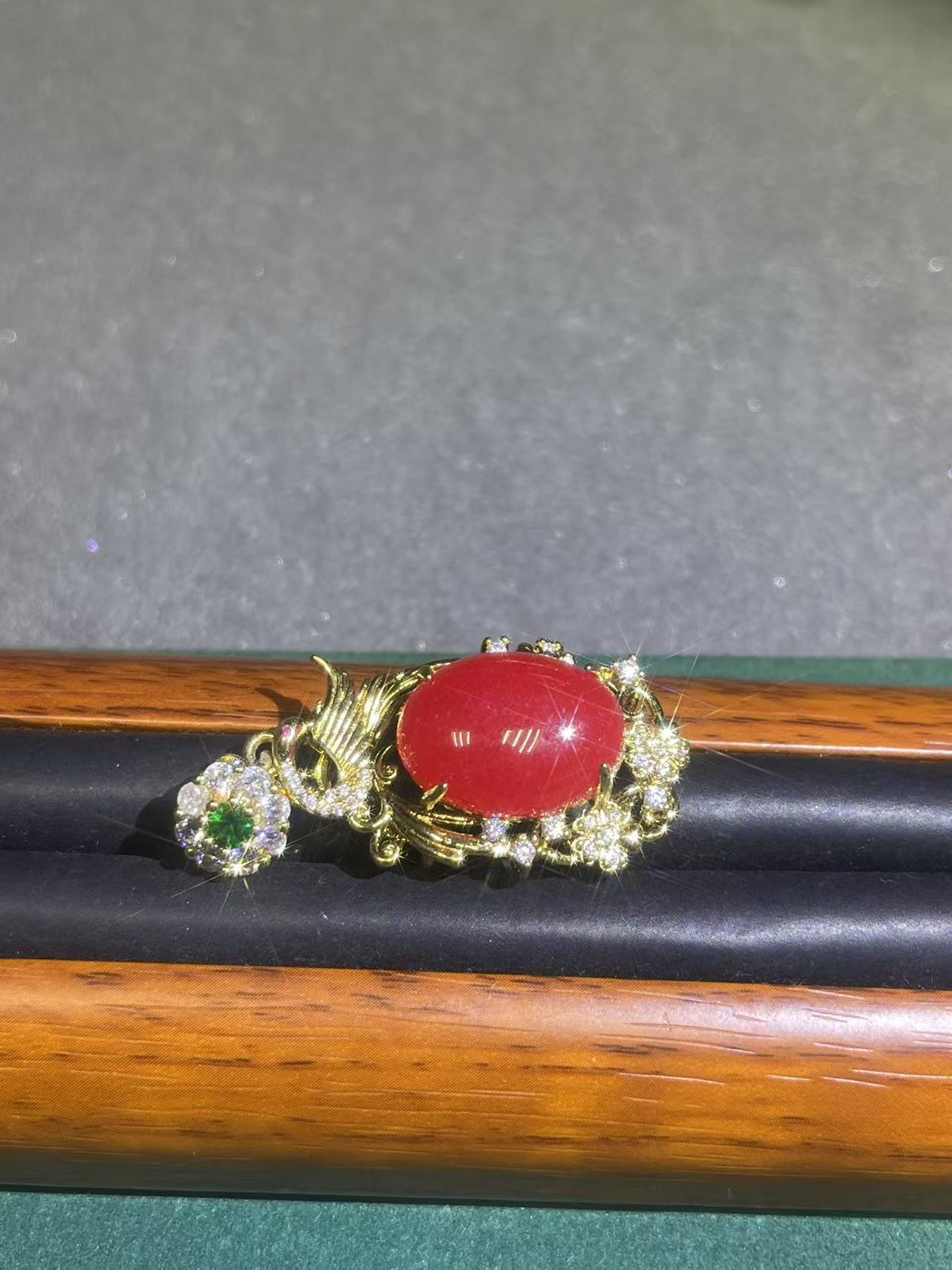 a4344黄托满镶吊坠多样发