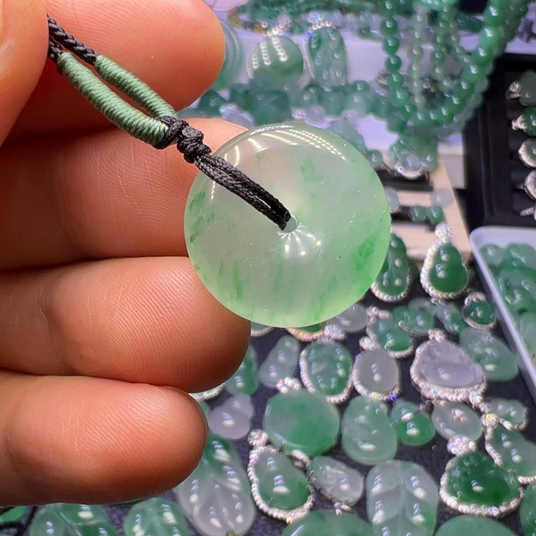 石英质玉（非洲翠）未镶嵌颈饰