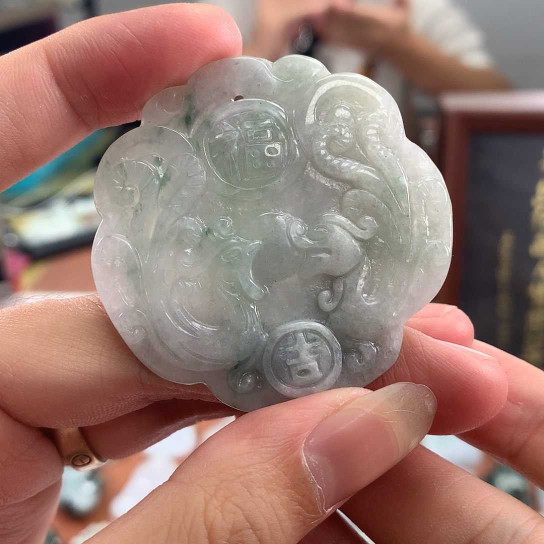 翡翠未镶嵌颈饰有裂