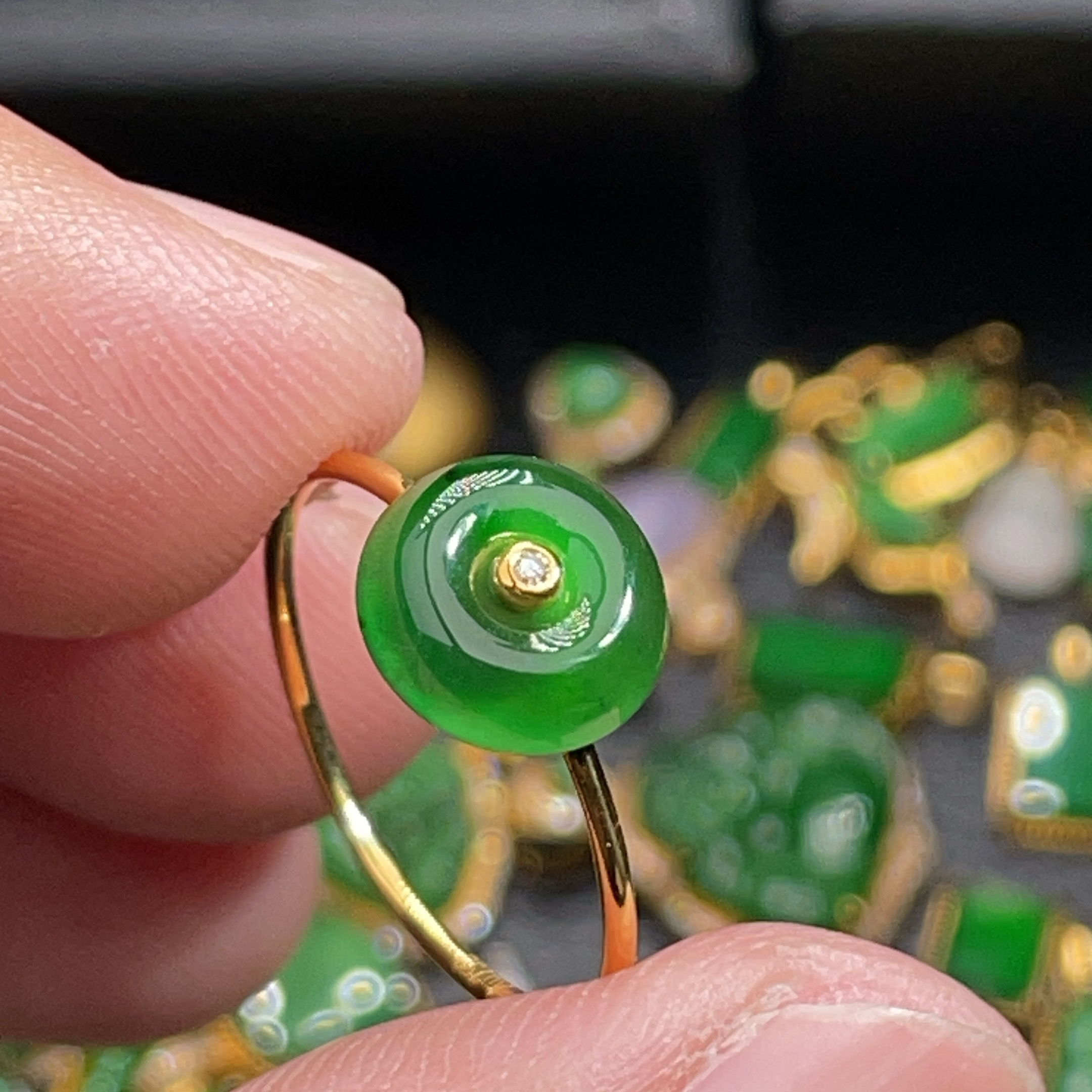 18K金天然翡翠A货-1280平安扣满绿戒指K黄阳绿镶嵌钻石珠宝玉石