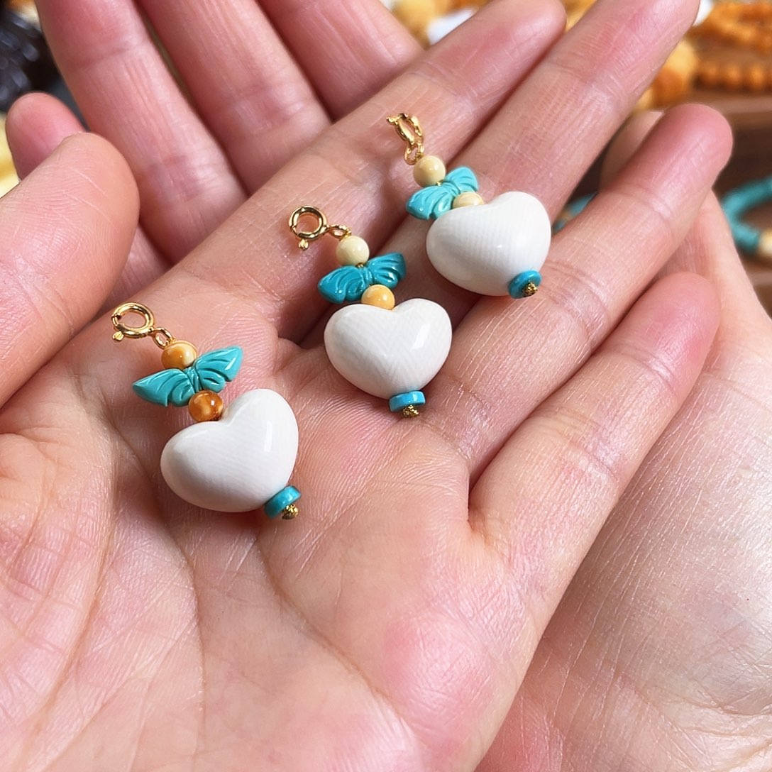 琥珀裸石未镶嵌蜜蜡滴流多样发其一