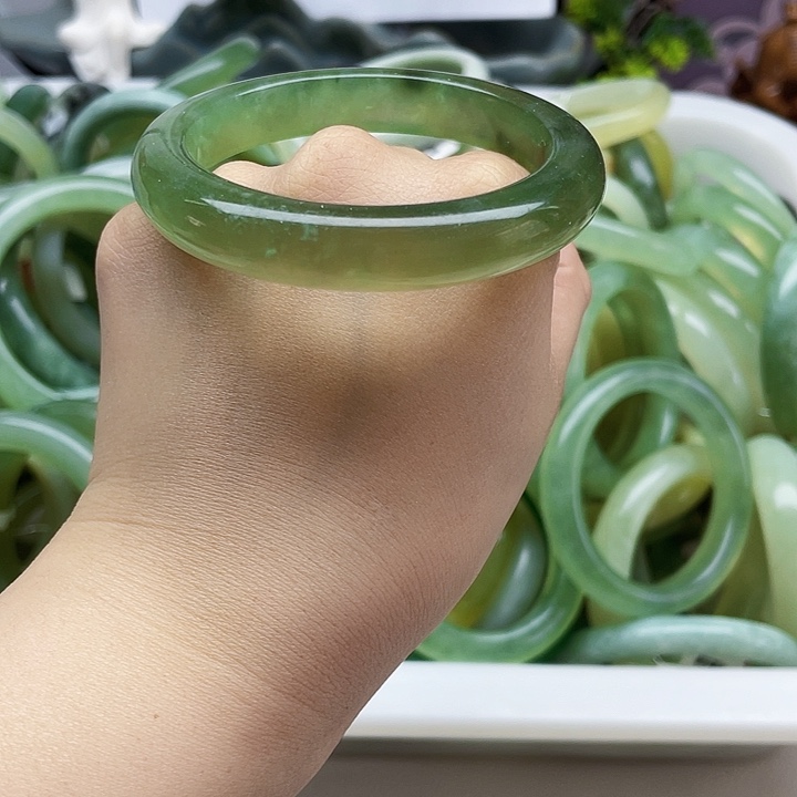 蛇纹石玉手镯未镶嵌