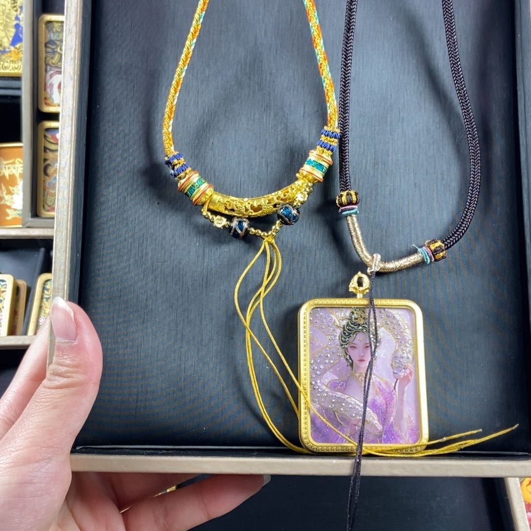 吊坠美丽的唐卡在这里结缘