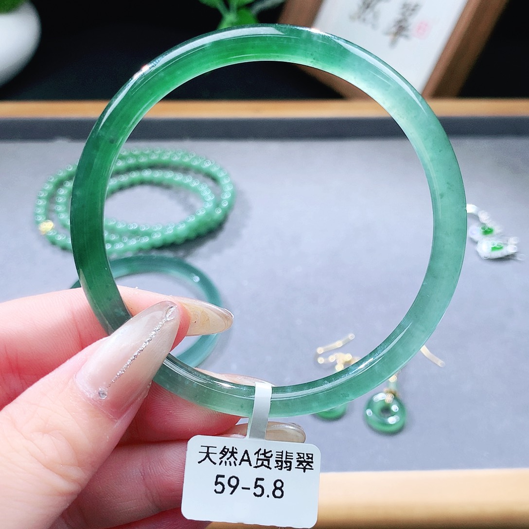 翡翠手镯（圆镯）未镶嵌