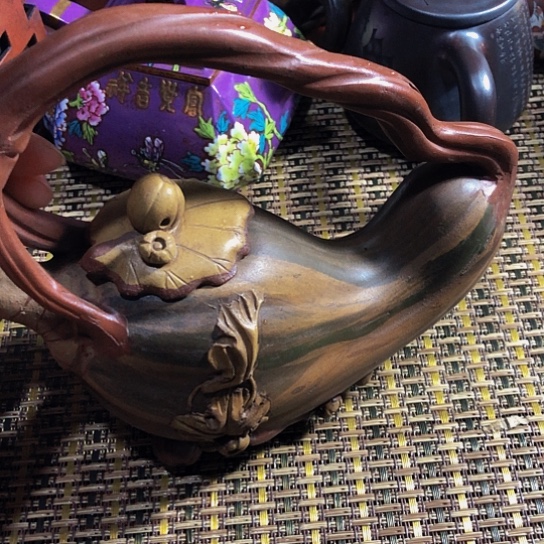 紫砂茶壶原矿泥料手工制作紫砂壶。