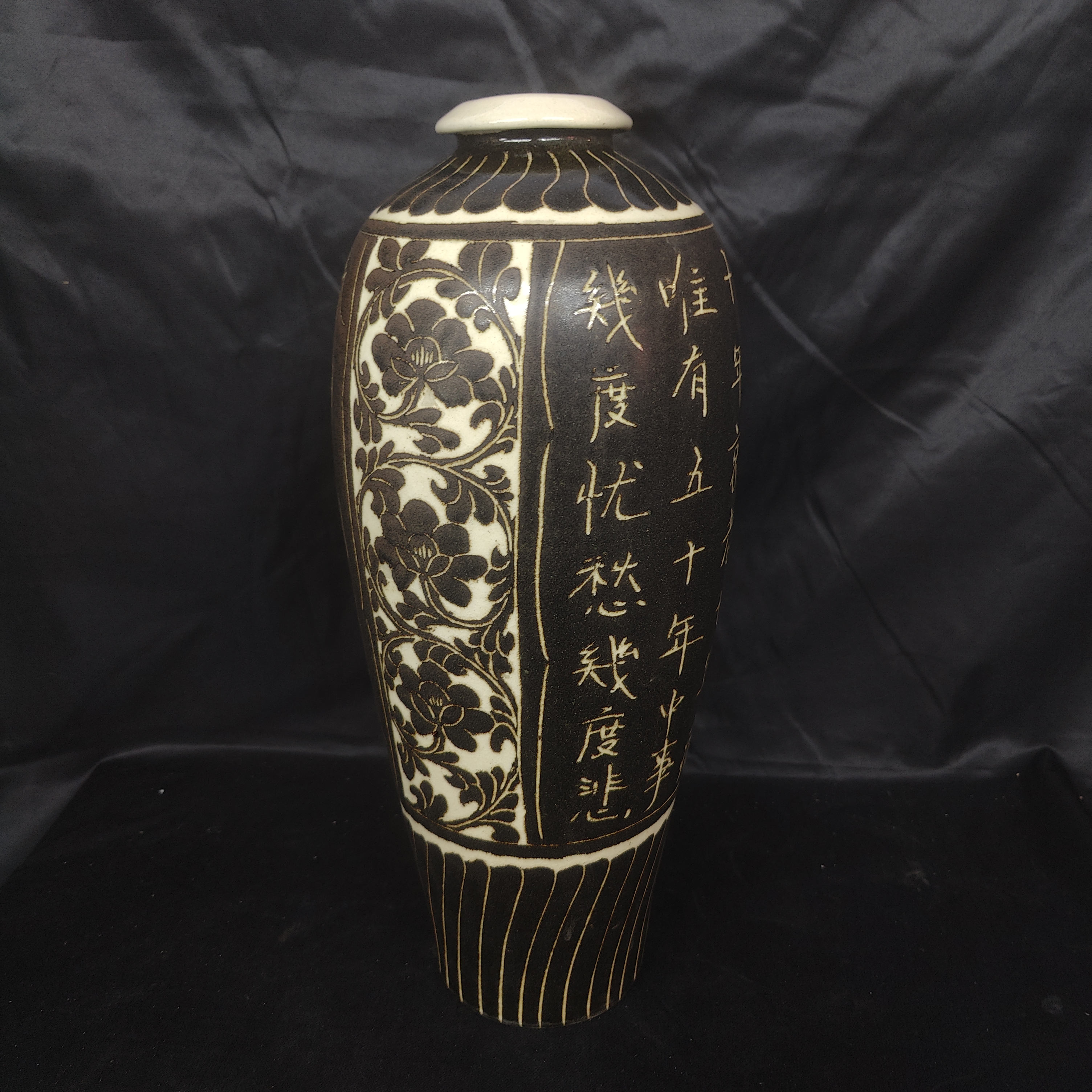 古陶瓷开窗花卉刻字瓶