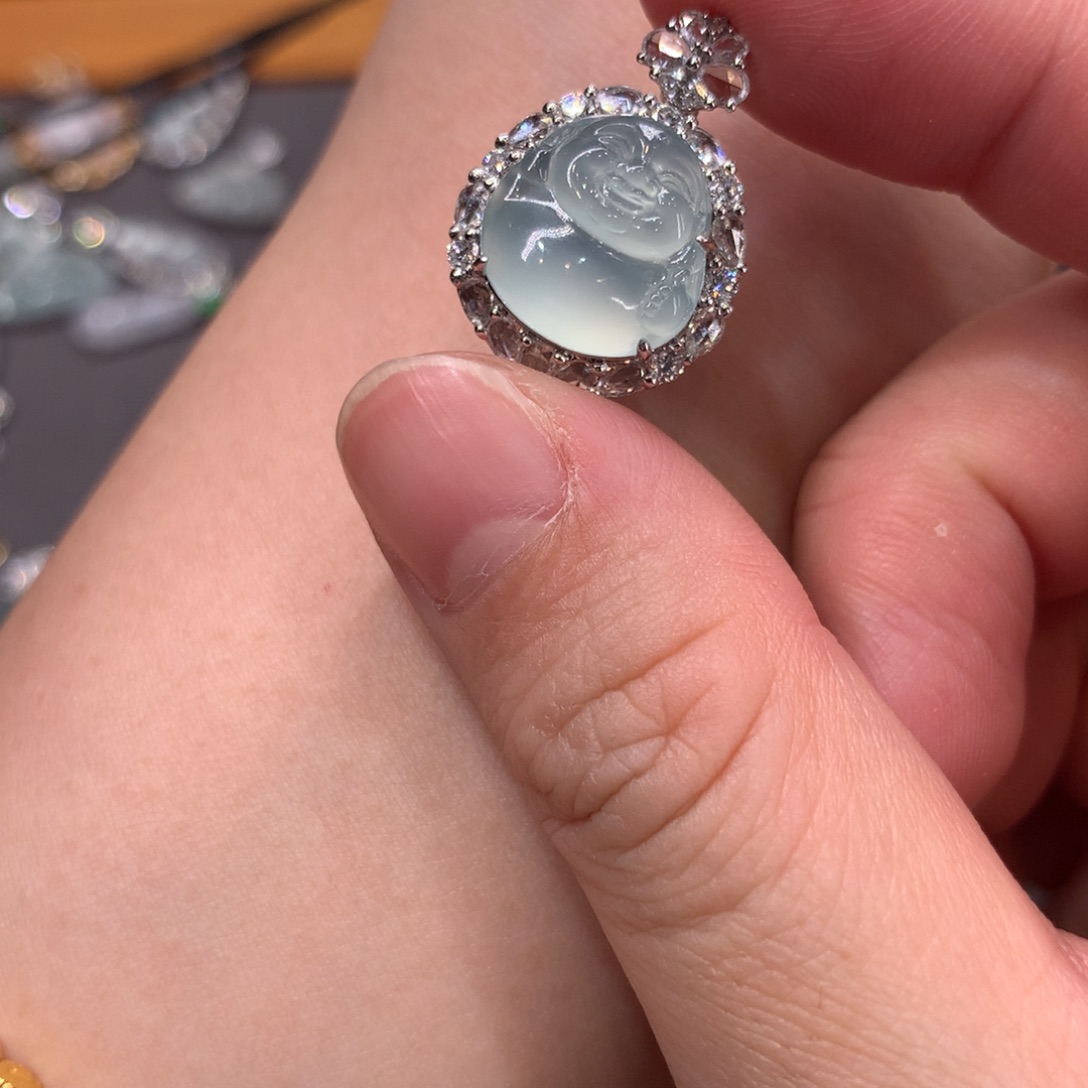 翡翠颈饰18K金镶嵌吊坠