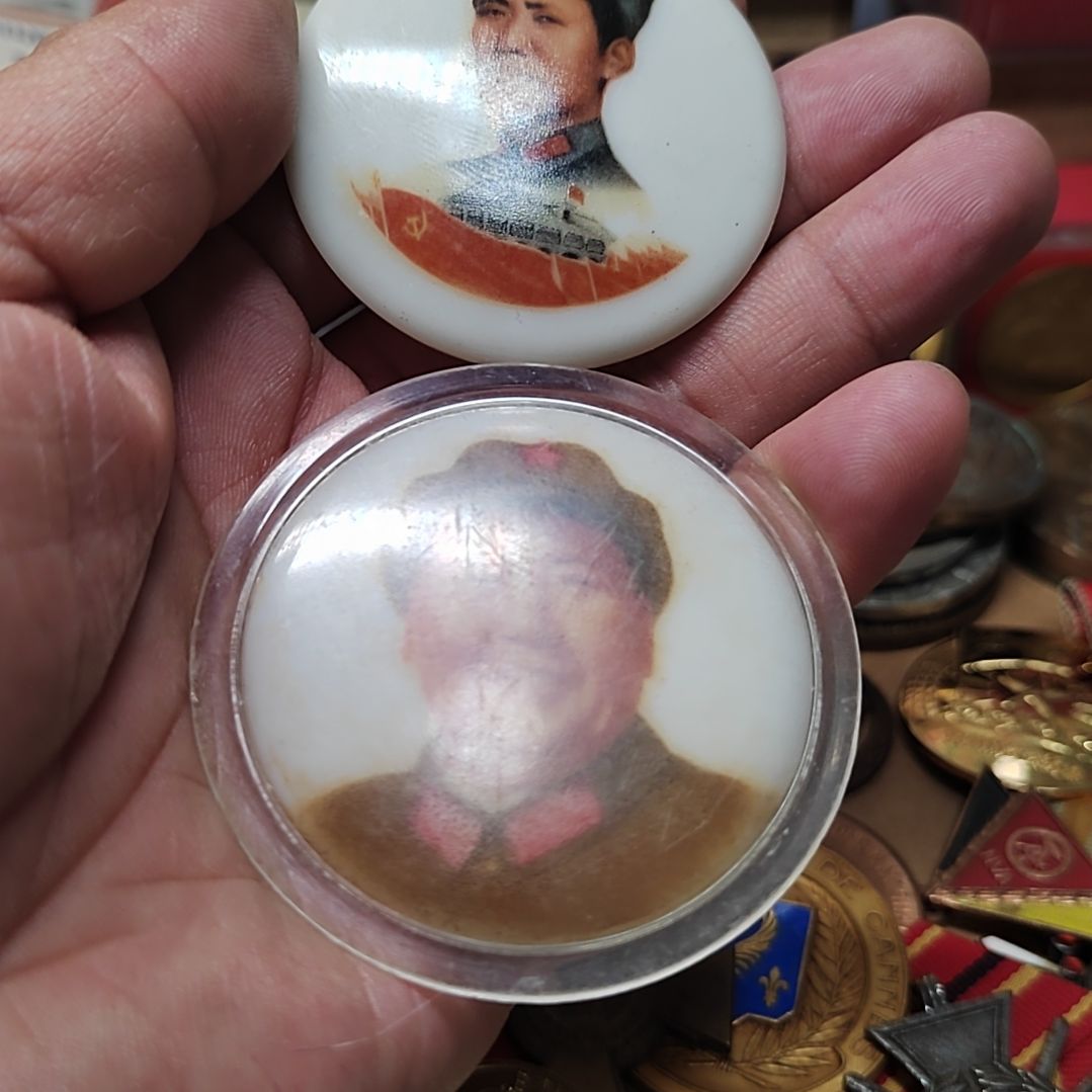 中国现代的纪念章二个