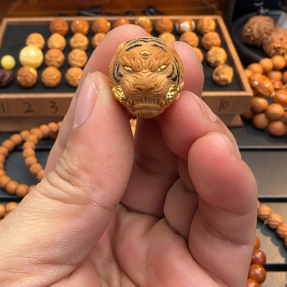 吊坠猴头核桃山君精雕镶嵌