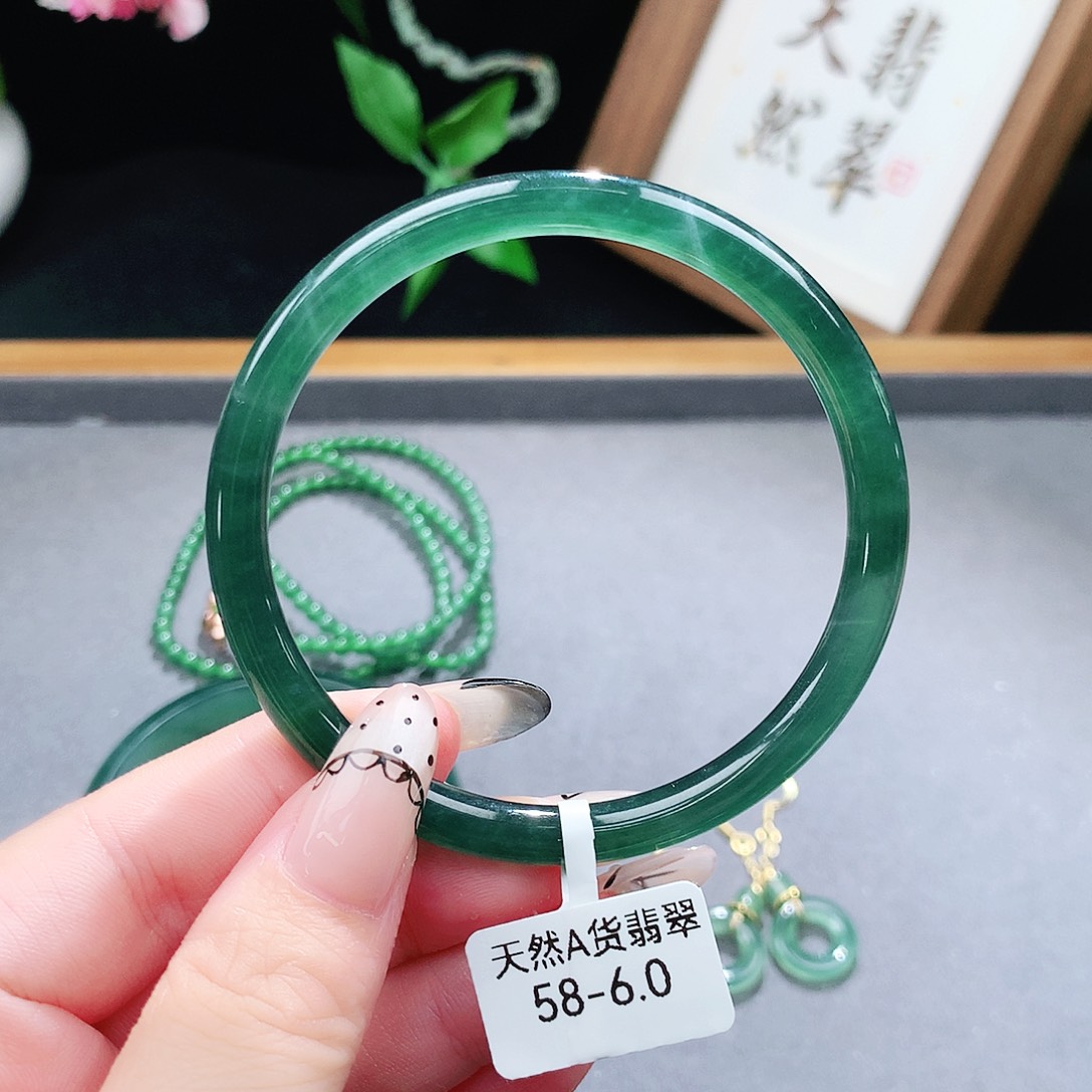 翡翠手镯（圆镯）未镶嵌