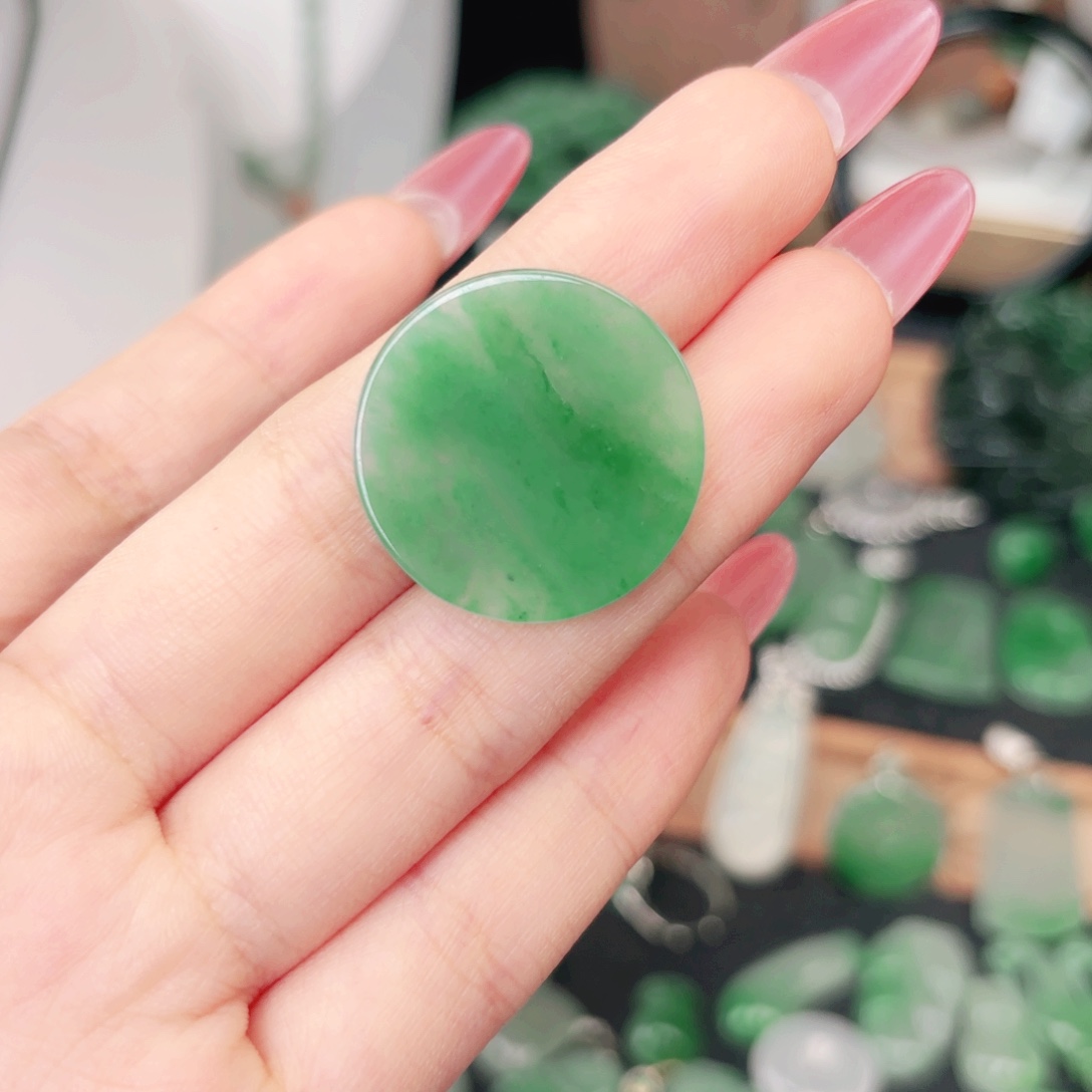 颈饰未镶嵌石英质玉（非洲翠）