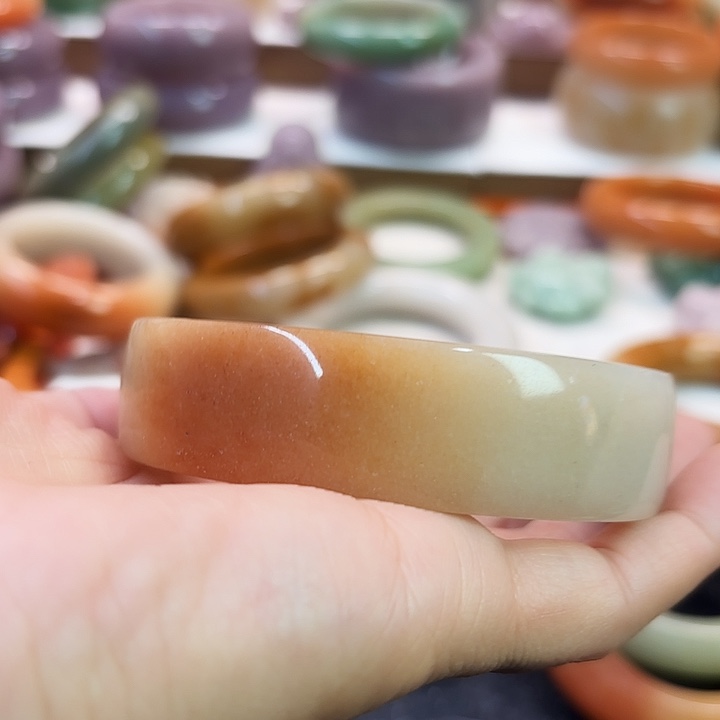 爱***莲石英岩玉未镶嵌手镯