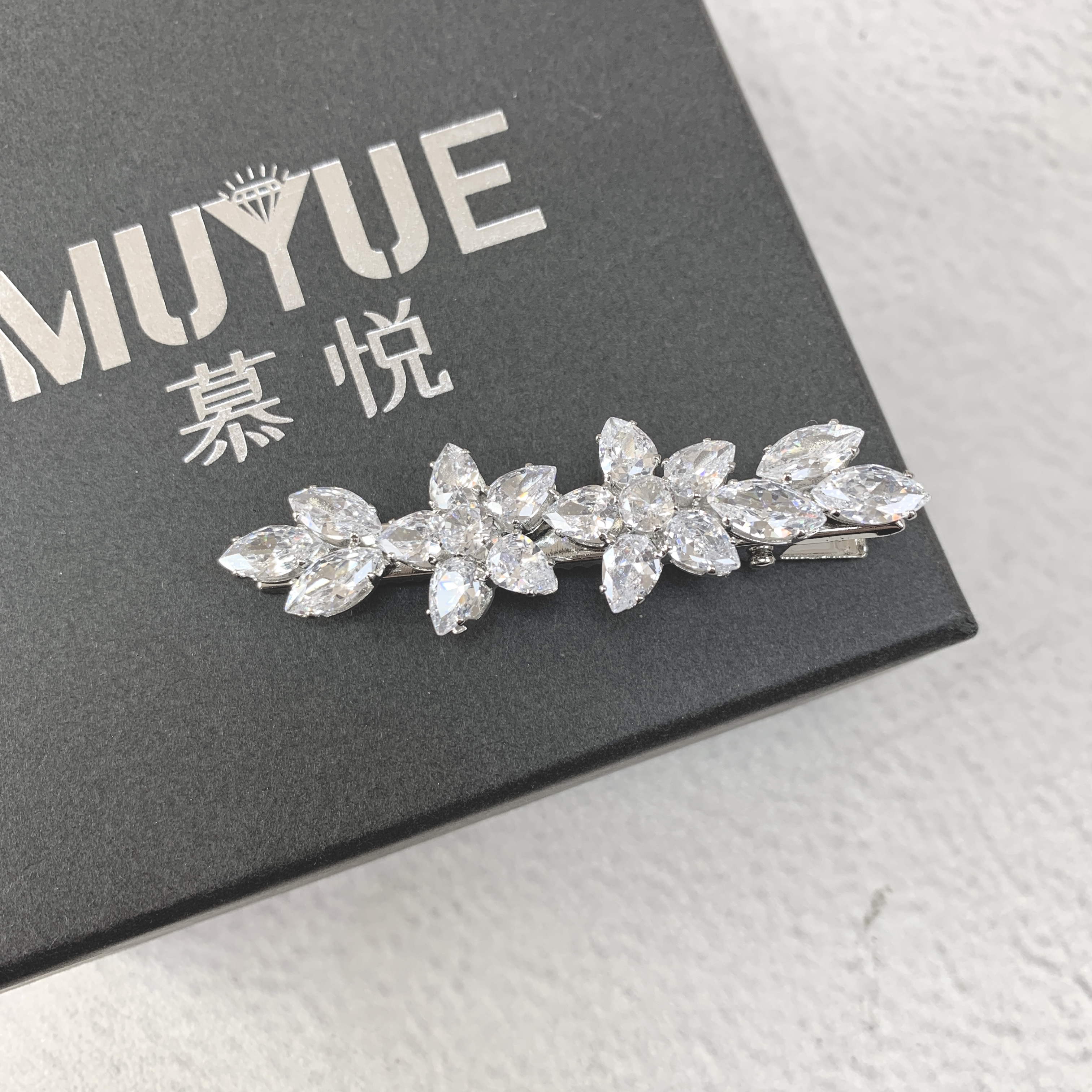 慕悦-M312专柜花与叶型简约气质轻奢边夹6cm鸭夹碎发夹