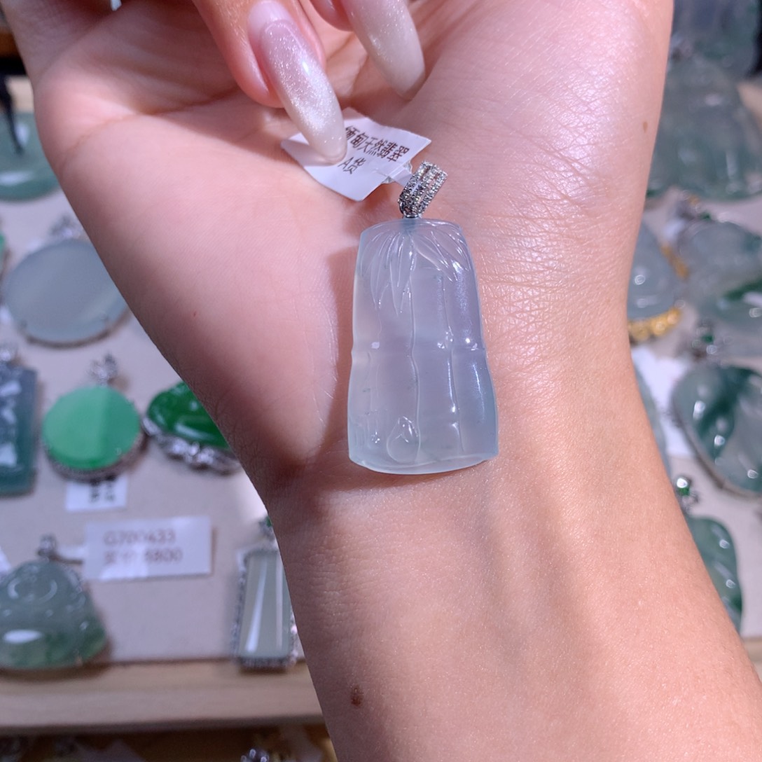 翡翠吊坠(不含链)18K金镶嵌