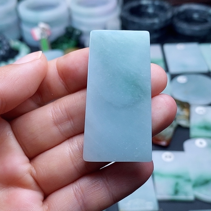 翡翠挂件未镶嵌翡翠的