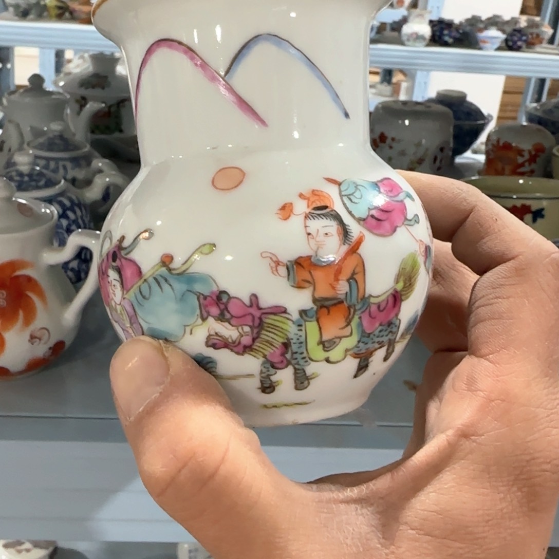 瓷片瓷器上用青花做圆润青花