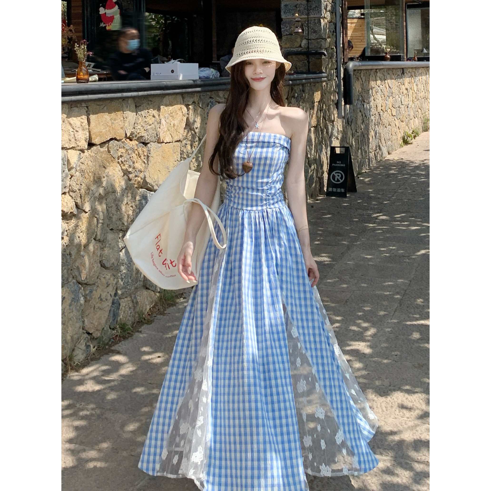 大码胖mm女装2025夏季设计感假蓝白格子拼蕾丝重工连衣裙吊带长裙