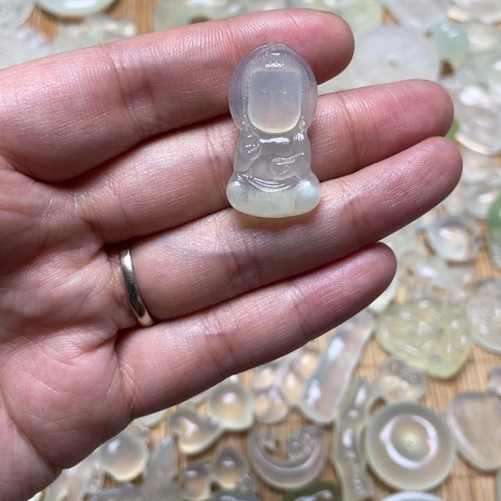 蛇纹石玉颈饰未镶嵌