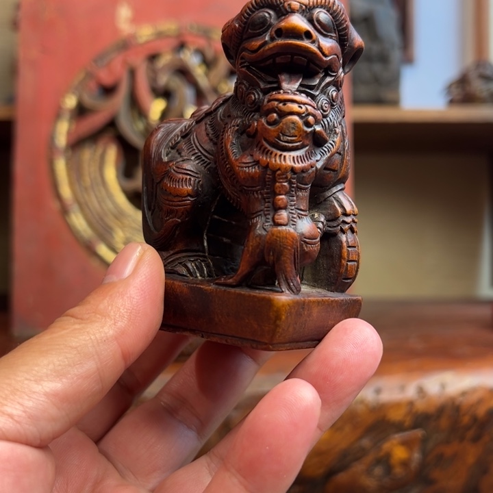 披***士木小叶黄杨木雕狮子