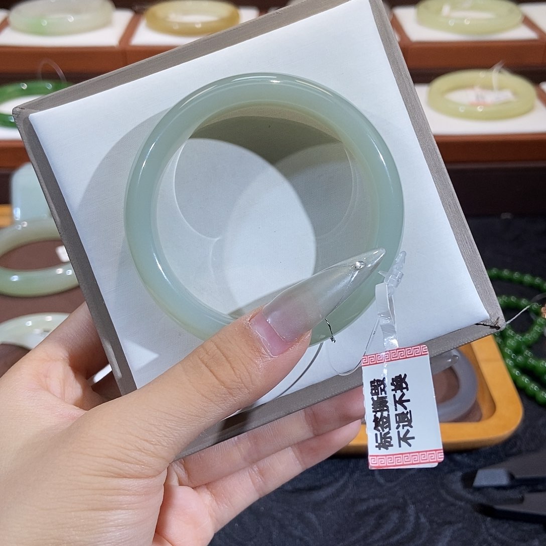 未镶嵌手镯和田玉婷