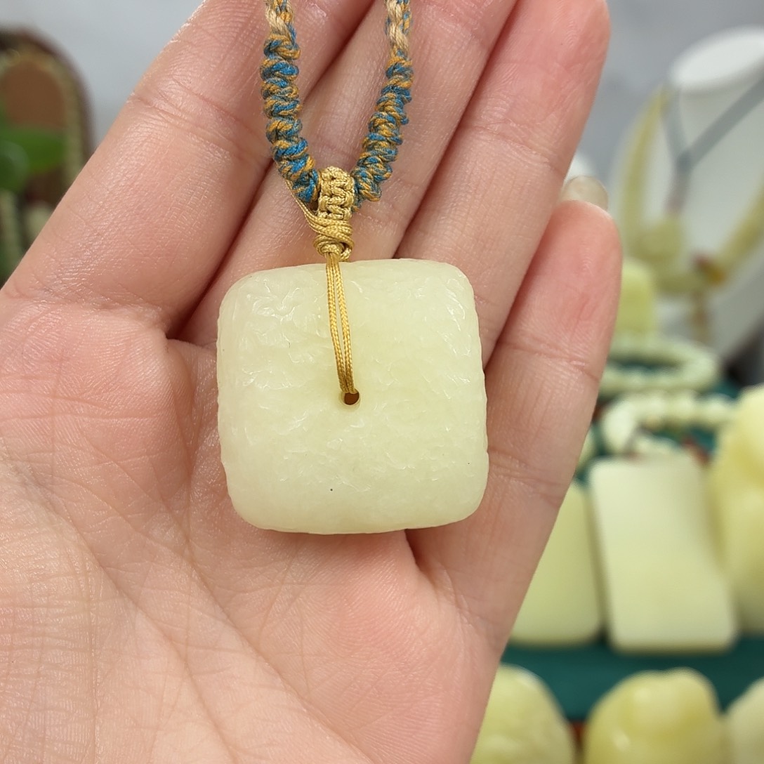 和田玉（黄玉）未镶嵌颈饰