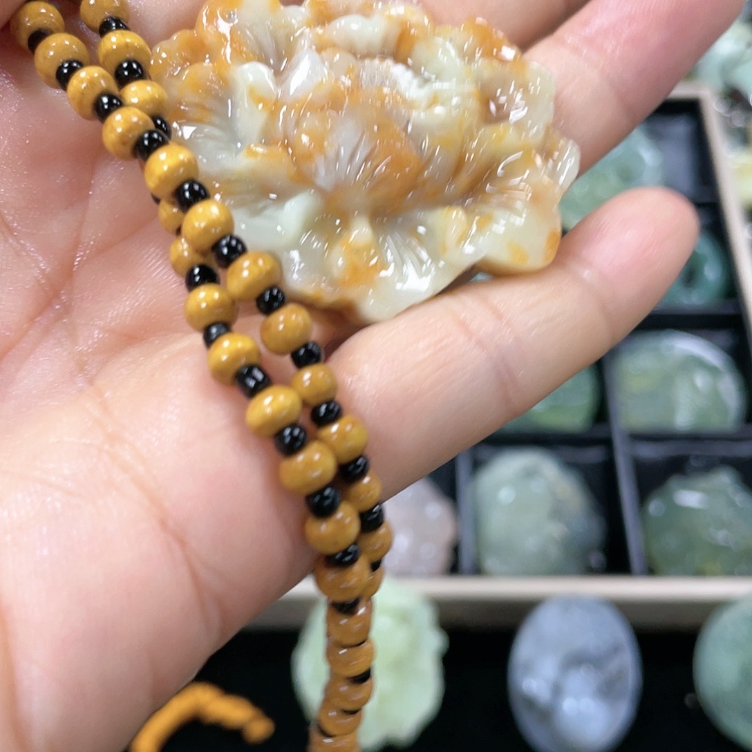 蛇纹石玉颈饰未镶嵌