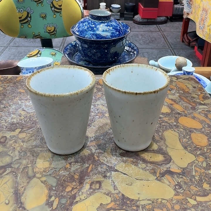 月白品茗杯两个……