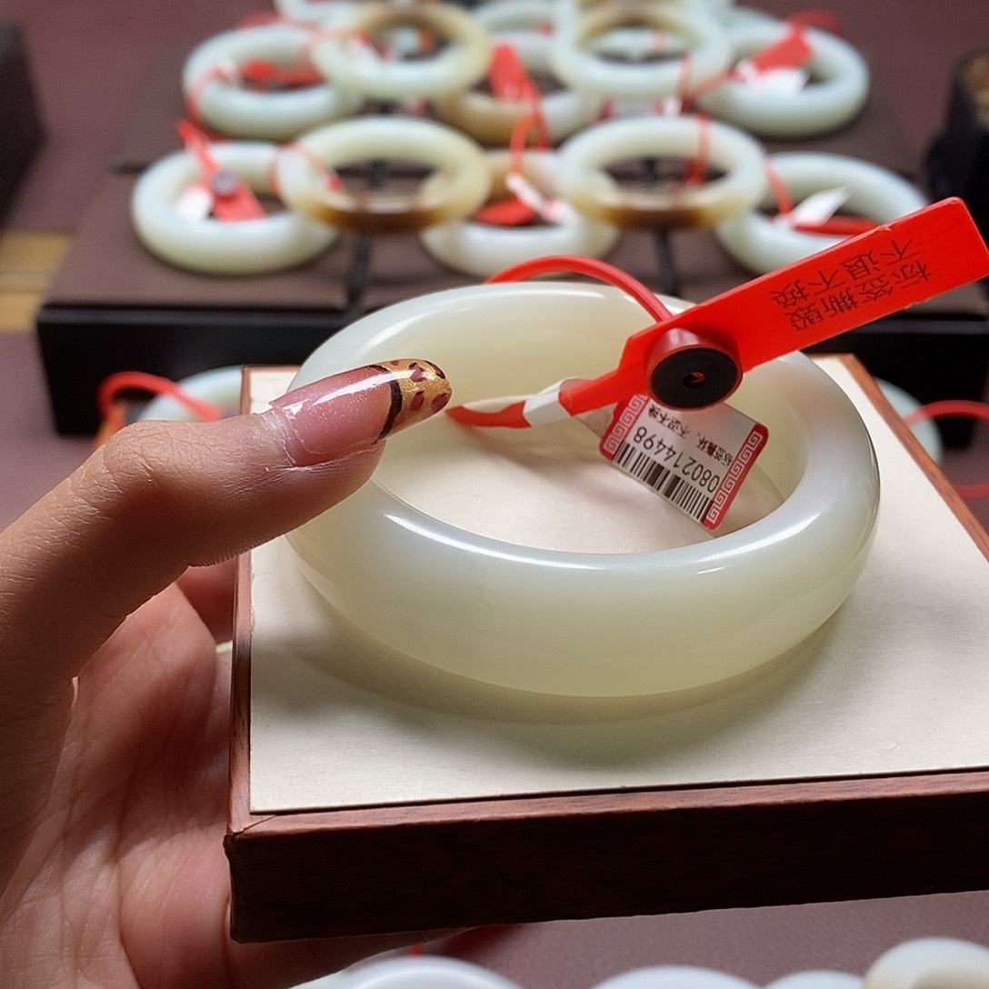 和田玉手镯未镶嵌一****0