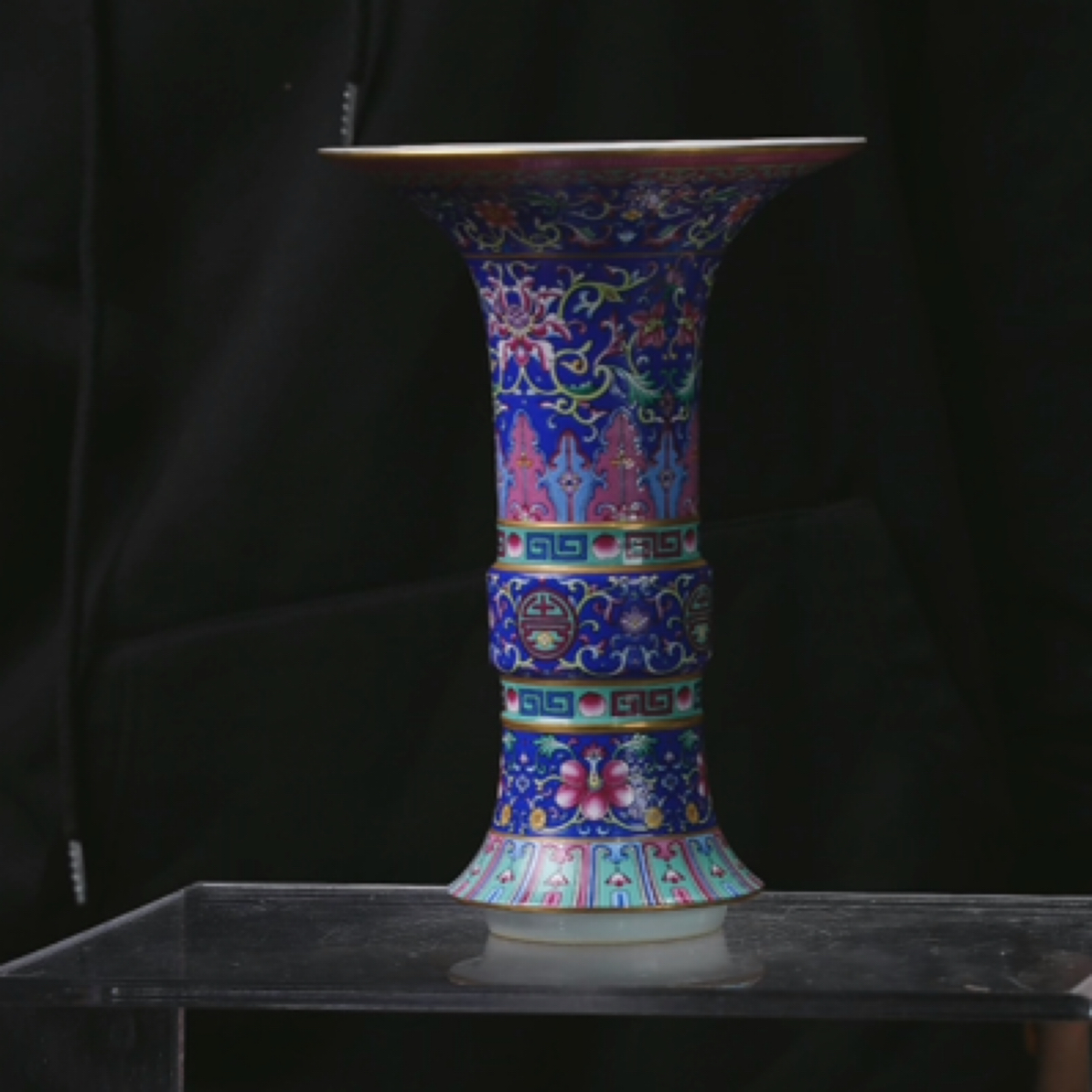 X宝石蓝地粉彩勾莲花卉纹花觚