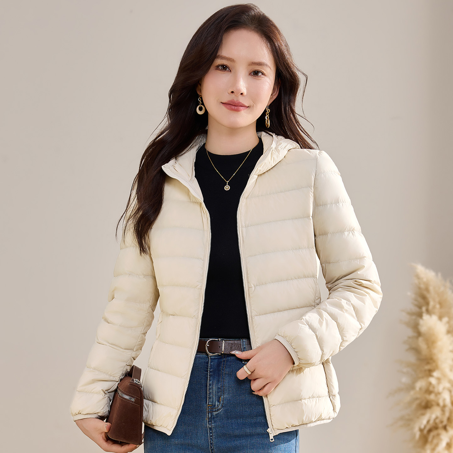 2026新款轻薄连帽拉链短款羽绒服修身保暖通勤百搭白鸭绒外套女装