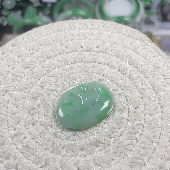 翡翠未镶嵌颈饰5、豆绿如意