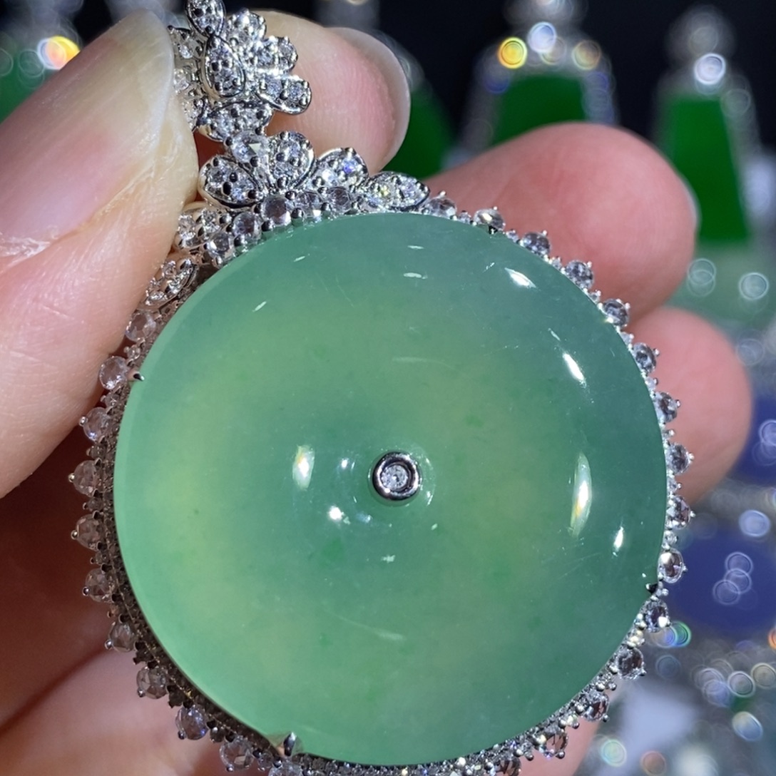 翡翠18K金镶嵌颈饰大扣子