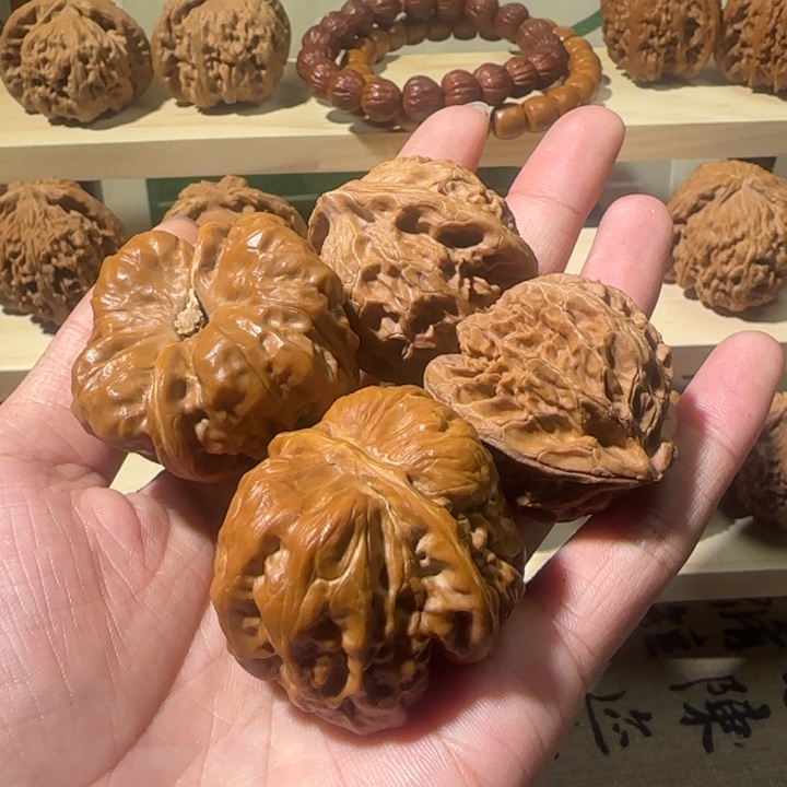 在***痒文玩核桃吊坠40宫灯