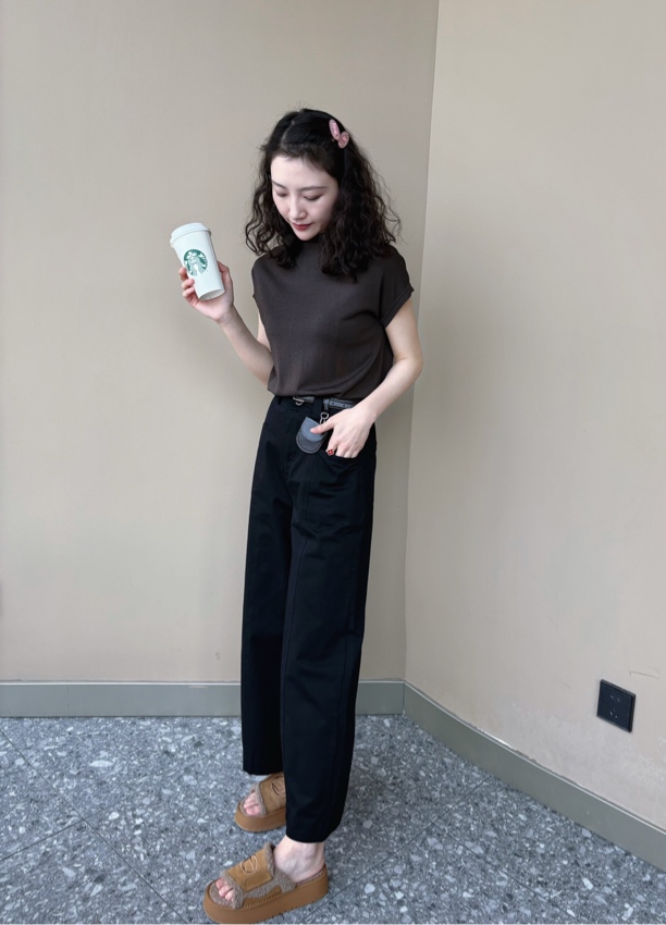 设计感别致海鸥领黑色显瘦短袖上衣搭配高腰休闲裤