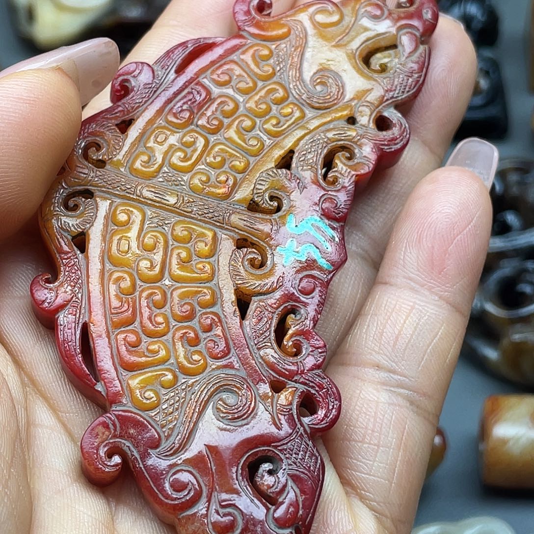 大***T和田玉未镶嵌颈饰