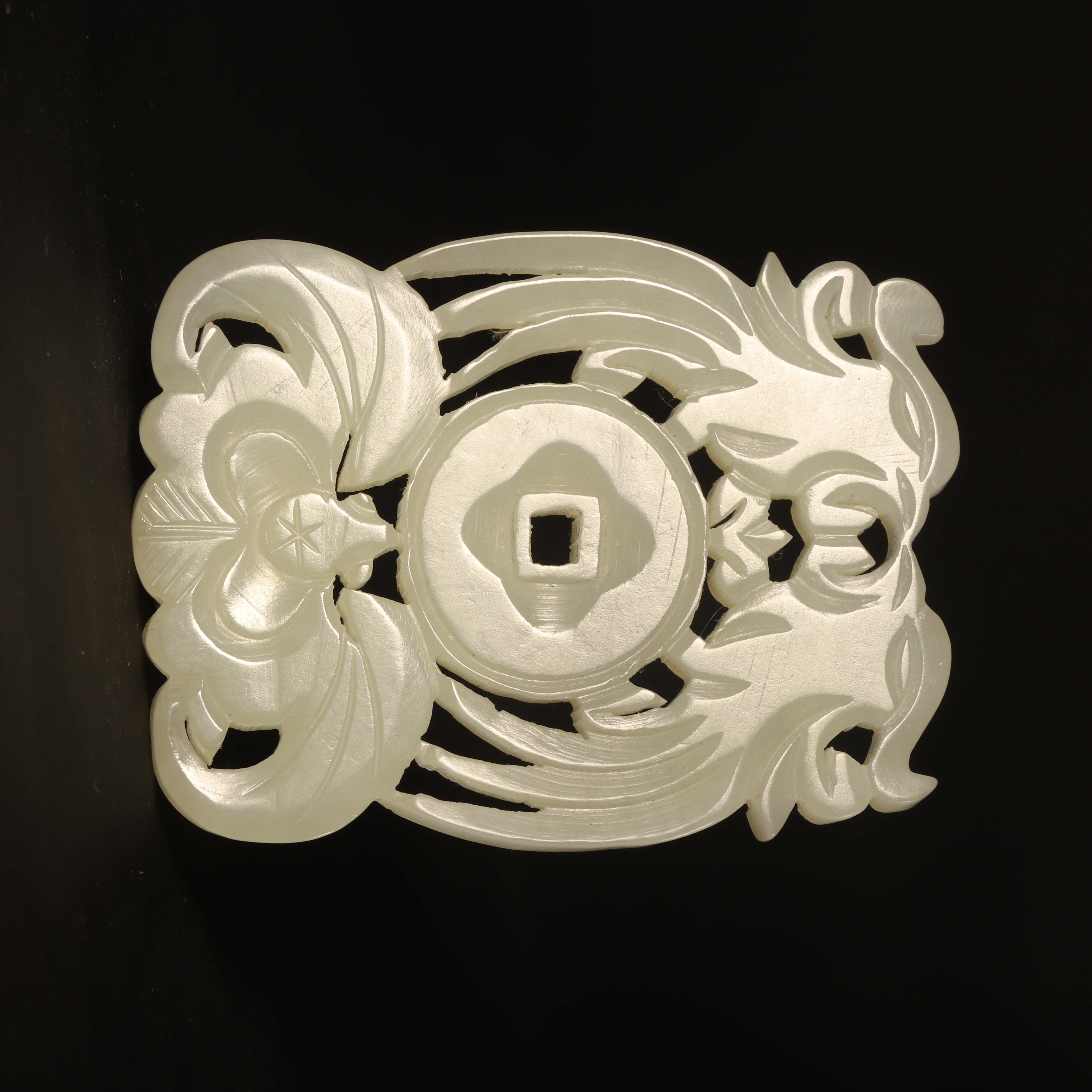 Lot12 清代和田玉镂空福在眼前牌