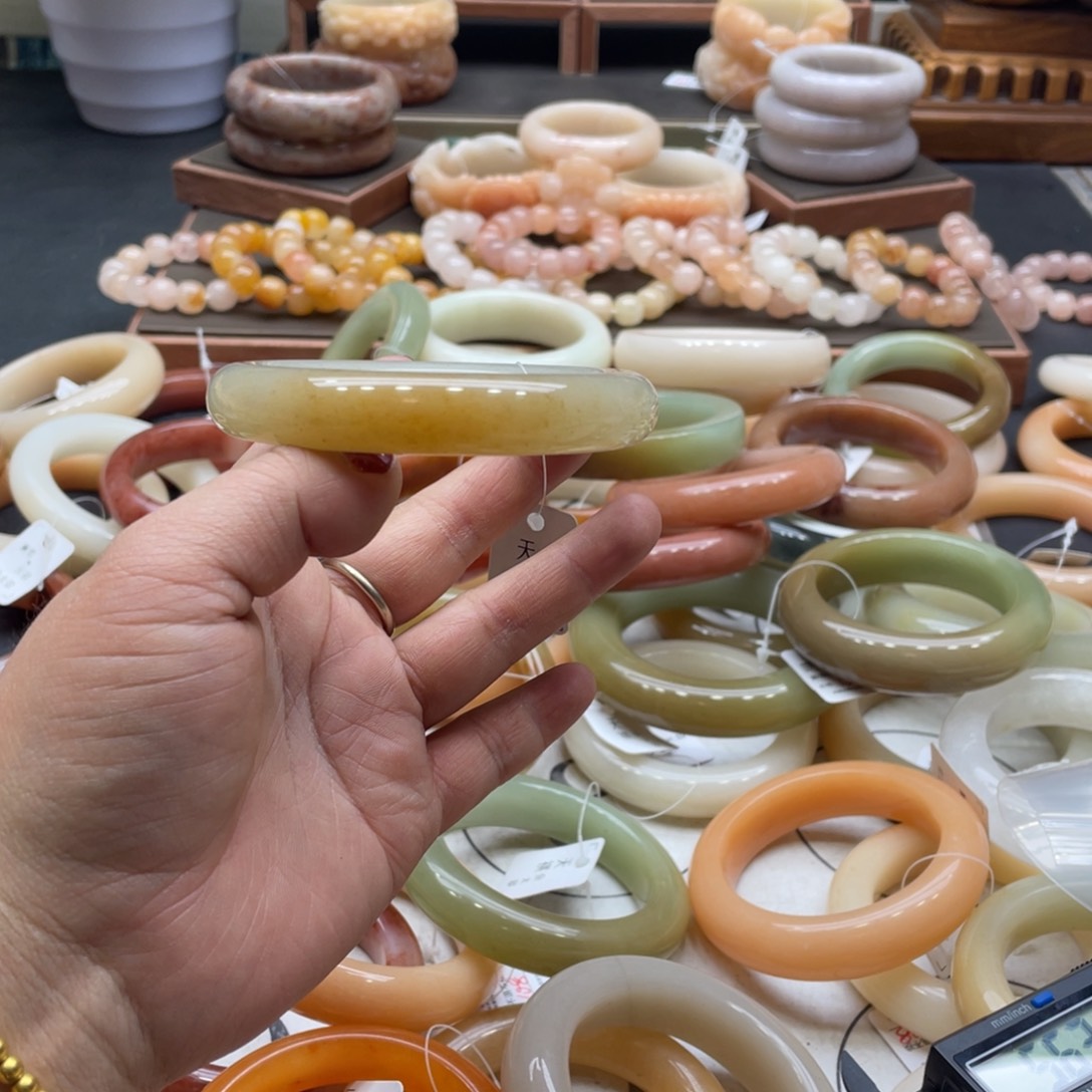 荷***雨石英岩玉未镶嵌手镯