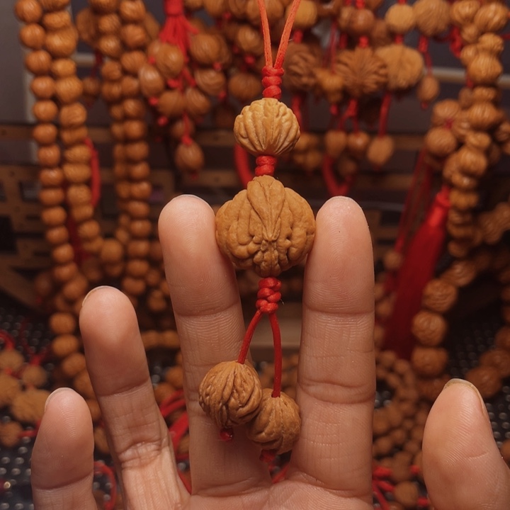 木质类龙纹桃枭挂件