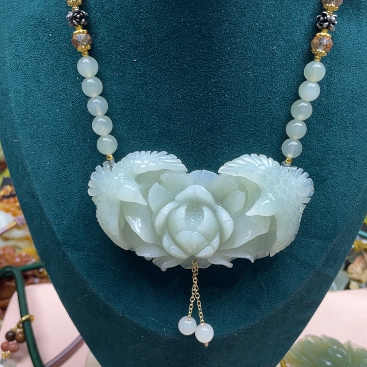 蛇纹石玉未镶嵌颈饰