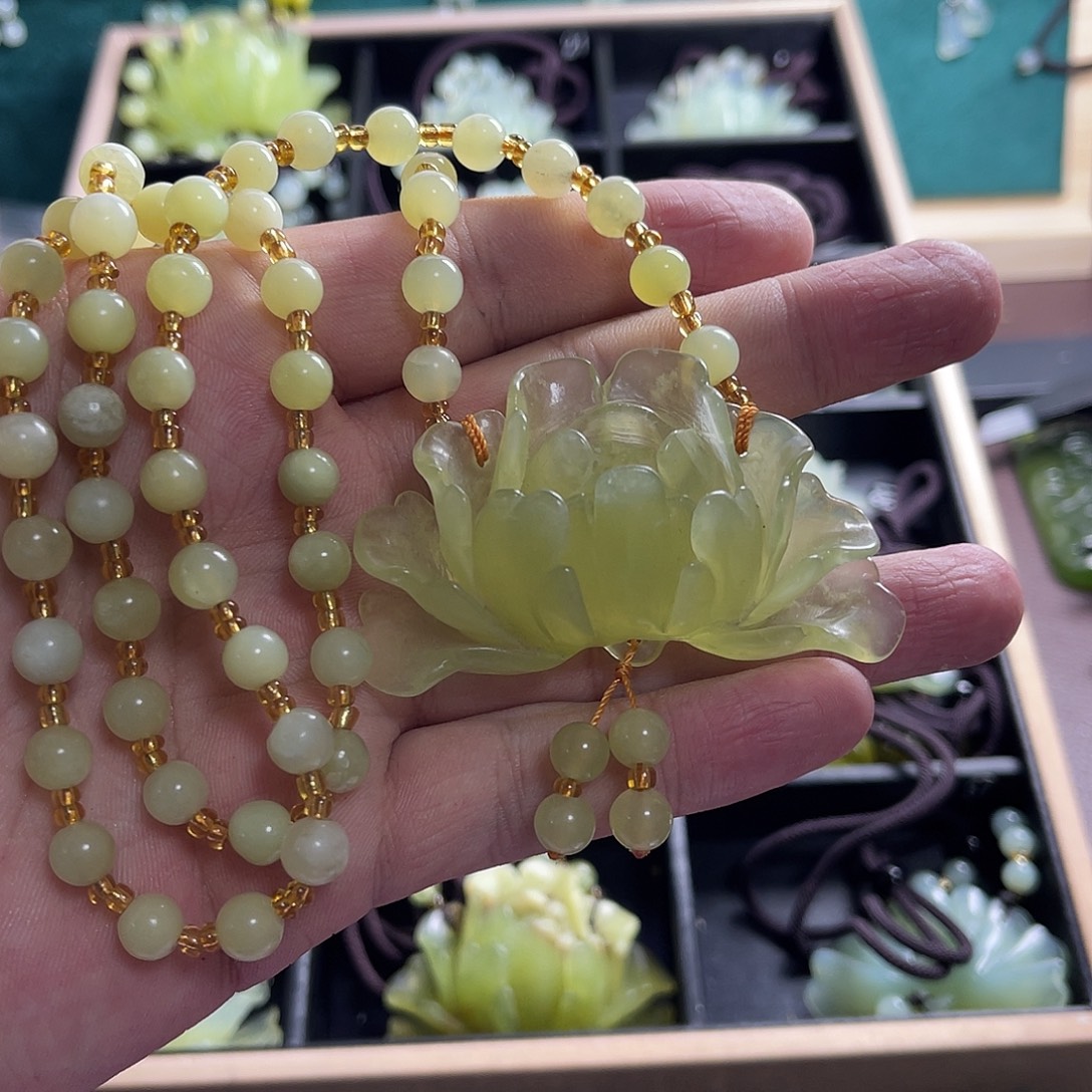 蛇纹石玉未镶嵌颈饰