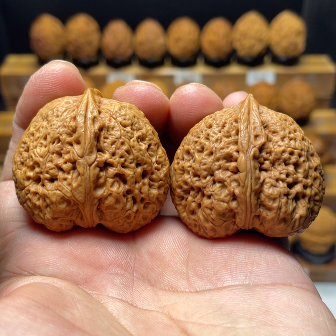 文玩核桃吊坠铁琉璃